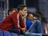 Markus Lonnes (Damen-Trainer RW Köln) beobachtet das erste Halbfinale von der Tribüne
