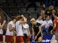 Die Damen des TSV Mannheims diskutieren eine Strafeckenentscheidung mit Michelle Meister