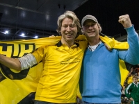 HTHC-Trainer Christoph Bechmann (rechts) mit Fan nach dem gewonnenen Finale um die Deutsche Meisterschaft 2013.