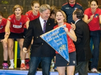Michael Stiebitz, Präsident des BHCs, und Franziska Stern mit dem Meisterwimpel